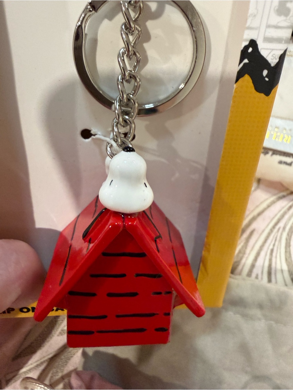 Peanuts Snoopy White on Red Doghouse Keychain - Picture 3 of 5
